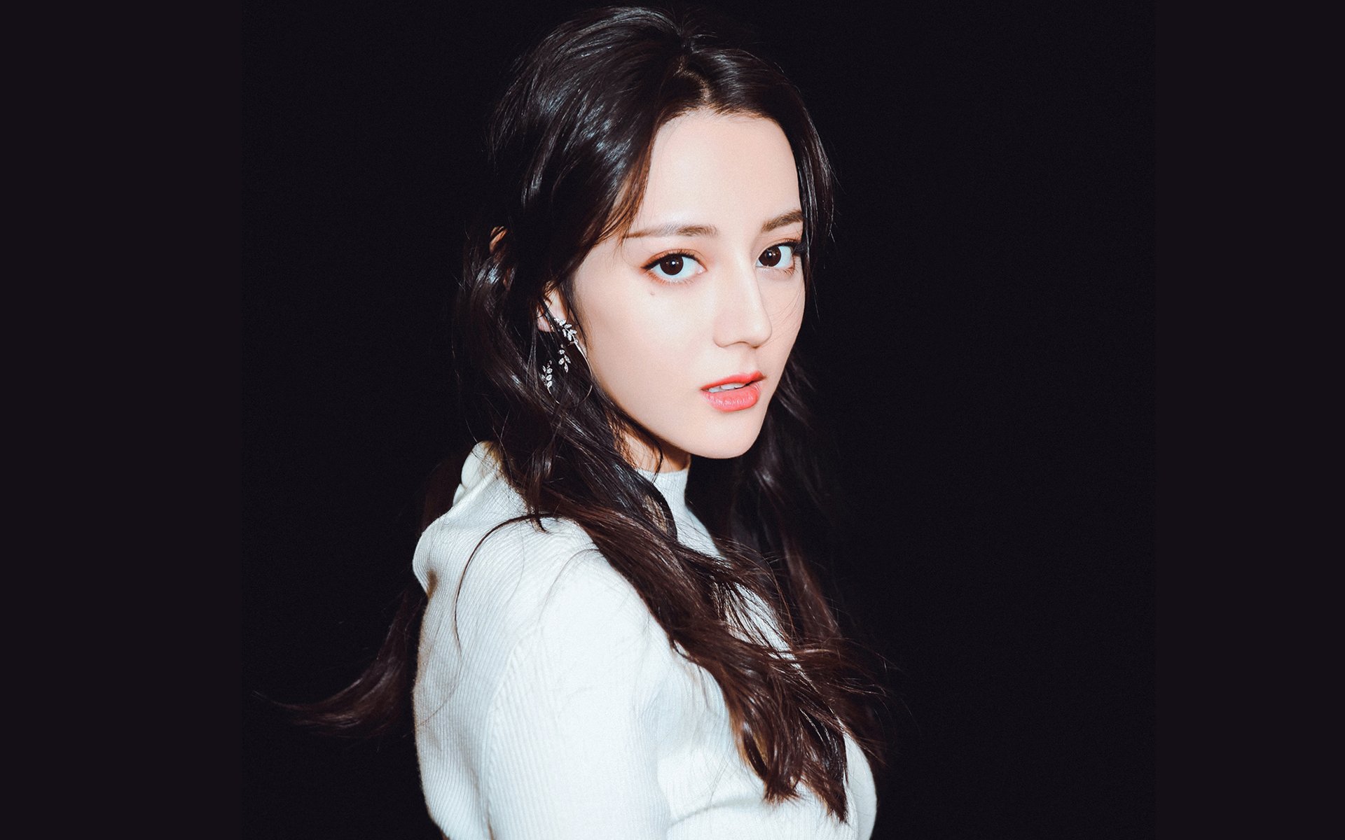 时间褶皱，当摩纳哥的蓝色浪潮淹没加拉加斯红潮时，伯纳乌与诺坎普暂停了呼吸