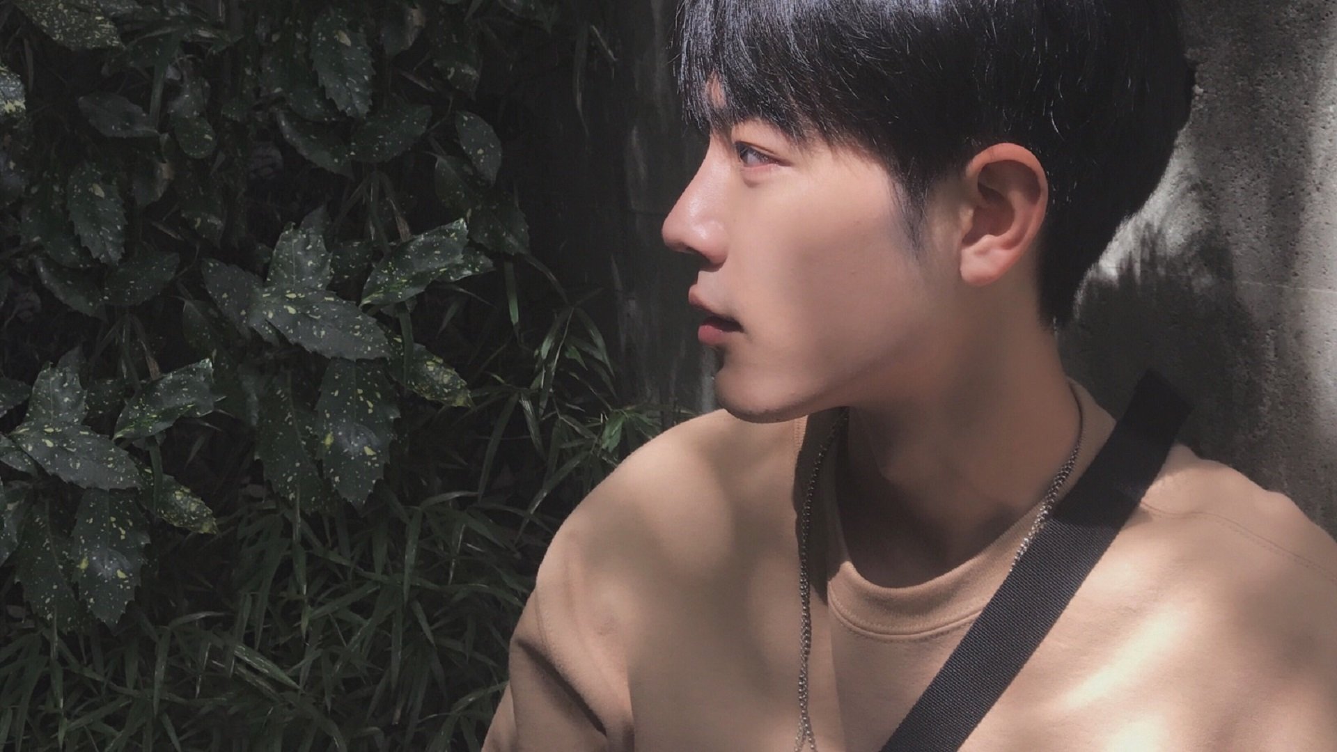 看到这个关键词组合，我理解你需要一篇极具创意和故事性的文章。这本身是一个充满张力的命题—将一位顶级攻击手置于意想不到的防守核心位置